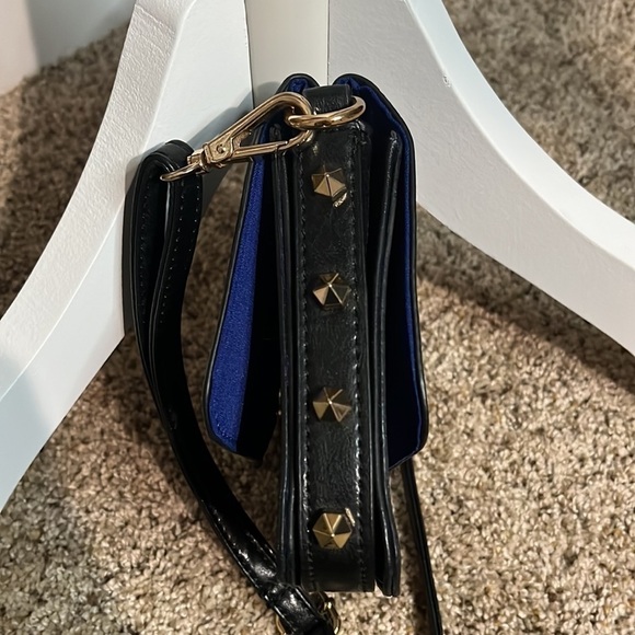Vr Black Crossbody Bag Adjustable Straps Gold Tone Spikes - Picture 12 of 13